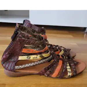 Vintage sandaler från Ellos i storlek 40. De är använda, men utan defekter. Kan fraktas, men köparen står för frakten 💕