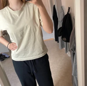 T shirt - En plain t shirt från ginatricot ✨ jag står inte för postens slarv 🚚
