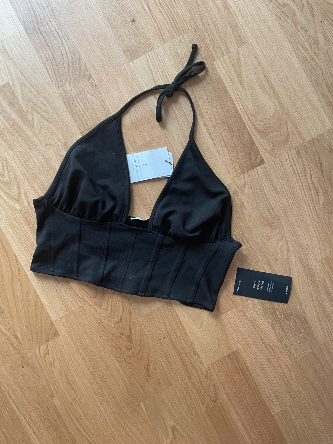 NA-KD Halternecktopp - 90