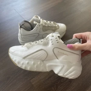 Acne studios skor - Acne studios skor i nyskick. Endast använda en gång. Katong, påsar till skorna och kvitto finns kvar. Köpa i acne studios butik i Stockholm. Nypris är 3700kr, säljer för 2500kr Storlek 39