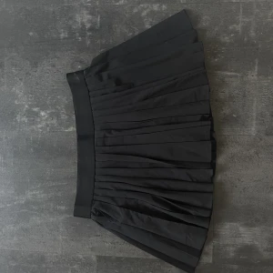 Tenniskjol  - Ny tennis kjol från Nike som endast är använd på en match. Inköpt för 599kr säljer för 190kr. Superfin men liten i storleken. Skulle säg att den passar en M.