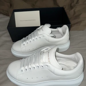 Alexander mcqueen skor  - Säljer mina helt oanvända helvita Alexander mqueen skor. Köptes förra året men har inte kommit till användning så därav säljs de. Kvitto finns och extra skosnören. Storlek 38,5, Finns i Örebro. 