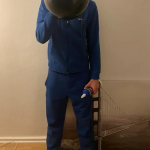 Helt nya Hugo Boss byxor - Oanvända Hugo boss byxor med prislappen kvar, endast testade. Nypris: 1400kr. Storlek: XXL men mindre i storlek, jag är 189cm och väger 78kg