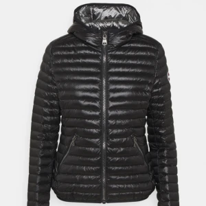 Colmar jacka - Blank svart Colmar jacka köpt förra sommaren på BOOZT. Säljs för 3799kr online! Använd få gånger då den är för liten och otroligt bra skick! Kontakta för fler bilder. (Kan tänka mig att gå ner i pris lite)
