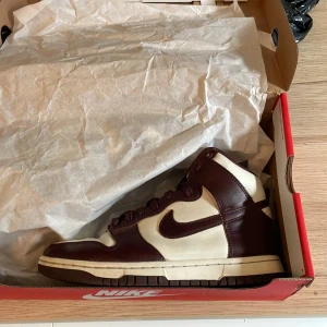 Nike dunk high sail team red - Äkta skor i fint skick lite skadade på under sidan som ni kan se på bild 3. Värde 2189kr. Säljer pga att dom är för små