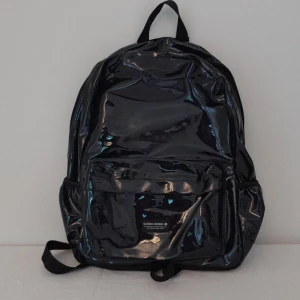 Ny Björn Borg Ryggsäck - Björn Borg Ryggsäck Ny  Jättetjusig glammig glänsande med med fickor. Lapparna kvar. Ca 50 cm höjd. Passar både till vardags och party. Är oftast slutsåld på nätet.