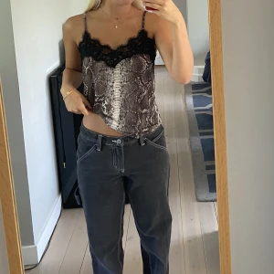 Snyggt djurmönstrat spetslinne - Linne med spets upptill från Zara! Storlek XS, skriv för fler bilder 😊