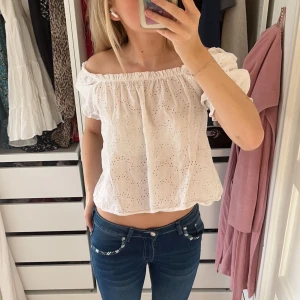 Blus  - Jättegulligt blus ifrån &other stories i bra skick. Kommer tyvärr inte till användning för mig då den börjar bli lite liten. Jättegulligt mönster och puffärmar. Köp via ”köp nu” funktionen eller via Swish ❤️