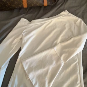 Topp med en axel! Så sjukt snygg! - Jag älskar denna men tröttnat lite!  Fin till lite finare middagar, fest vad som helst! 