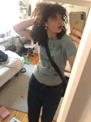 T shirt med tryck  - Supercool ljusblå/blågrå t shirt med tryck i väldigt bra skick