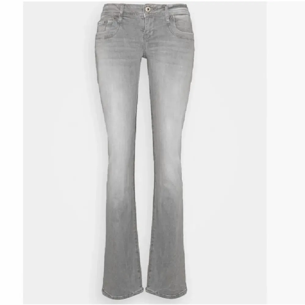 Jätte snygga och slutsålda lågmidjade gråa jeans i modellen valerie. Osäker på om jag vill sälja men kollar intresset och de är för långa på mig som är typ 164🥰 Har tyvärr inga fler egna bilder men kan fixa bilder på själva jeansen om de önskas!💕💕. Jeans & Byxor.