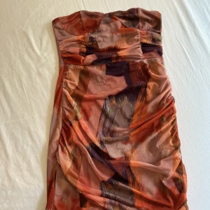 Korsettliknande miniklänning - En snygg miniklänning från plt. Inte använd, storlek Xs-s.