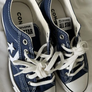 Blåa converse - Ser nya ut då jag endast använt dom en gång, säljer pga att dom tyvärr inte passade , nypris 800kr