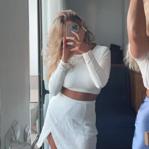 Vit kort kjol  - Jättefin vit kort kjol i sin ursprungsförpackning oöppnad, råkade köpa dubbletter! Ny pris 20 pund, 280kr