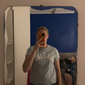 T-skirt - Blå t-skirt med tyck. Bra skick 