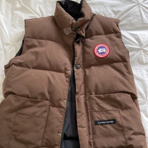 Canada goose - Väst som har en liten vit fläck och 2 knappar som är borta