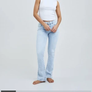 Ljusblåa jeans bikbok - Ett par helt nya jeans från bikbok har bara använd en gång så dem är i ett helt nytt skick. Ordinarie pris 599kr