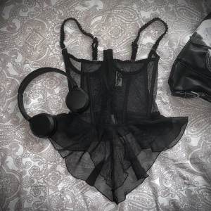 Victorias Secret Bustier - En bustier från Victoria’s Secret med blommig och mönstrad spets. Gott skick och knappt använd! Skicka dm om du har någon mer fråga<3