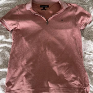 Tommy Hilfiger piké t-shirt - Tommy Hilfiger pikétröja använd 1 gång. Storlek S (slim fit) Röd/Rosa färg