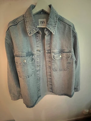Jeansjacka  - Superfin jeansjacka från Zara, knappt använd i bra skick.
