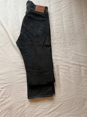 Levis 501 Jeans - Säljer ett par Levis 501 i mycket fint skick! Byxorna är storlek W32 L34. Hör av er vid funderingar! Mvh 