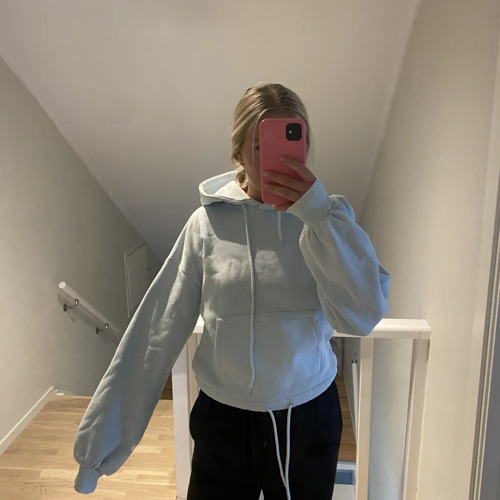 Ljusblå, superfin hoodie från NAKD x Hanna Schönberg. Skulle säga att den är lite oversized, mer storlek xs/s 💙. Hoodies.