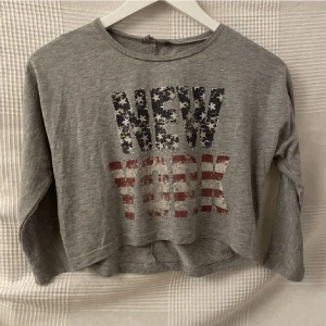 Tröja - Jättefin "New York" magtröja med rhinestone detaljer! Tröjan är i barnstorlek och har därmed lite korta och tajta armar, men det är inget jag stört mig på. Storleken är 158/164 och jag på bilden bär vanligtvis S. 