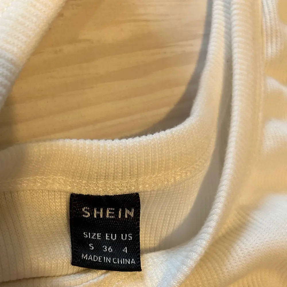 säljer två par linnen från shein, använda ett fåtal gånger och i bra skick, skicka ett pm för fler bilder eller frågor! köoaren står för frakten😊. T-shirts.