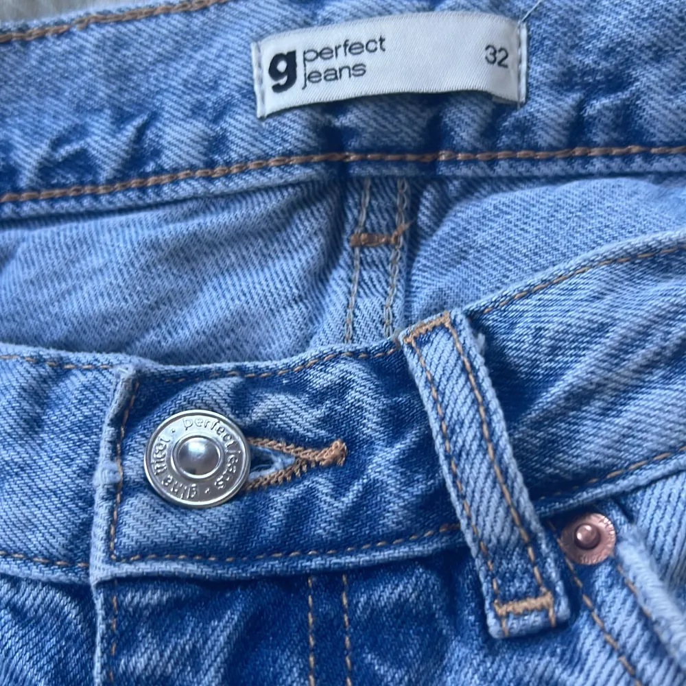 Jag säljer mina jätte snygga Ginatricot jeans som jag köpte förra sommaren men som tyvärr fortfarande är för stora för mig!. Jeans & Byxor.
