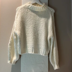 Grovstickad tröja - Vit grovstickad tröja från NA-KD i storlek xxs/xs. Sitter bra på mig som är xs/s. Väldigt sparsamt använd. 200+frakt 