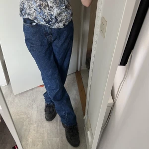 Jeans NAKD  - Fina jeans från nakd i jättefint skick. Använd några enstaka gånger 💕🌸🫶🏼 passar mig som är 167 men skulle även passa upp till lite över 170 då de är väldigt pösiga på mig! 🎀De är medelhöga i midjan 🤩