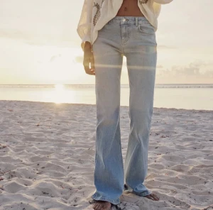 Lågmidjade jeans - Säljer dessa lågmidjade bootcutjeans från Zara som är helt oanvända och med prislappen kvar! Jeansen finns inte längre kvar på deras hemsida och jag säljer eftersom de inte kommit till användning :)