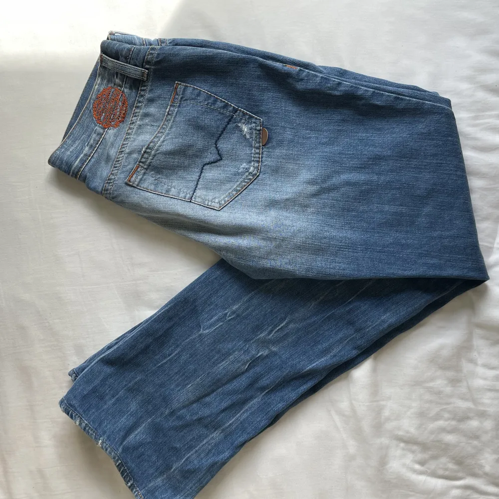 Mellanblå lågmidjade jeans från Hugo Boss. Tidigare köpta secondhand men är i så fint skick🫶 Jeansen har en rak/utsvängd passform💘. Jeans & Byxor.