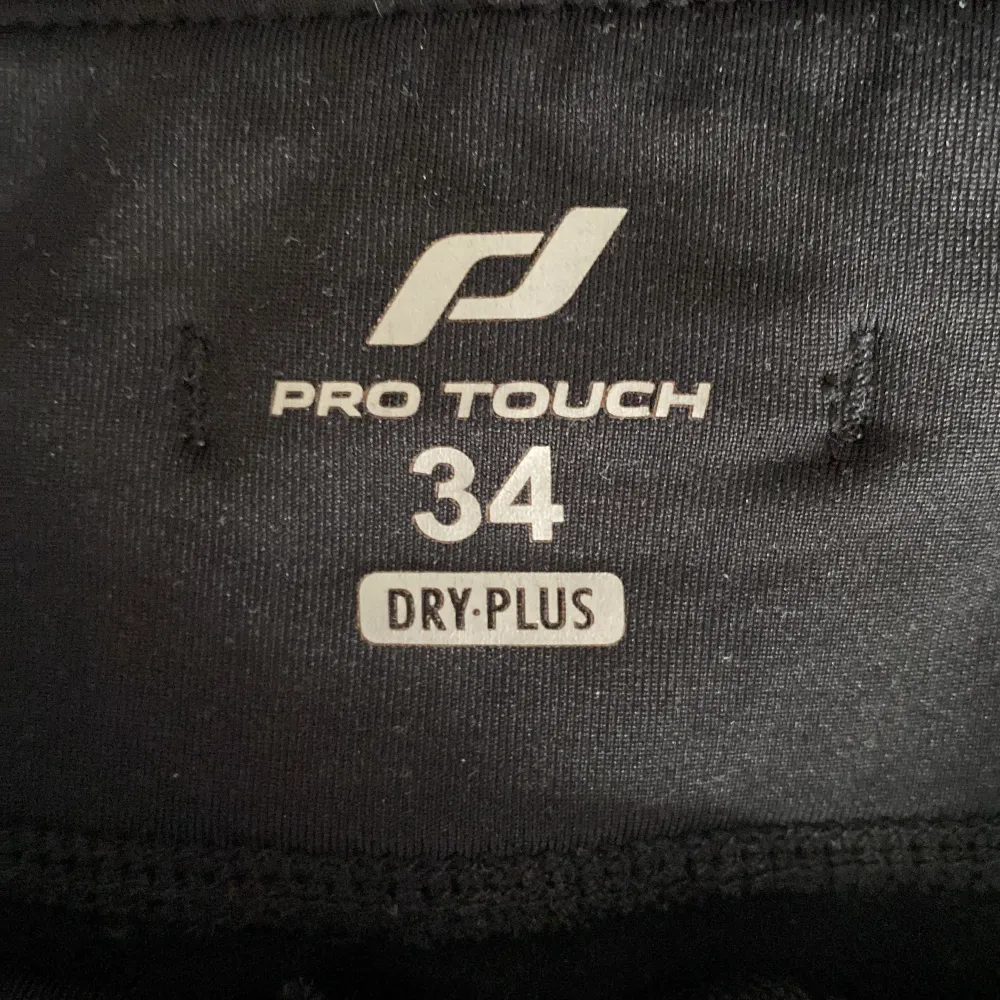 Squatproof träningstights från  PRO Touch. Högmidjade, normal längd. Köpts för 299kr, säljer för 49kr.. Jeans & Byxor.