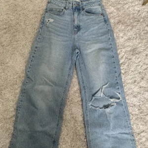 H&M Jeanse - Fina H&M raka jeanse som inte passar mig mer😢Högmidjade. Såå bekväma. Bena är lite korta. Sitter så fint på😙 Skriv funderingar!