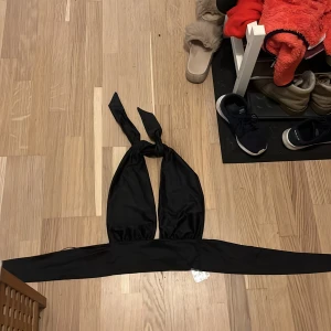 Gina topp - Super fin satin liknande topp ifrån Gina tricot. Sitter bra på o efter som man kan knyta själv så sitter den säkert vid bysten