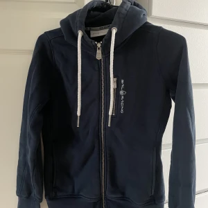 Sail racing zip hood - Marinblå salin racing zip Hood. Bra skick! Köparen står för frakten☺️