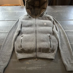 Moncler cardigan  - Moncler cardigan i grymt skick och helt felfri! Sjukt snygg grå färg i storlek M. Vid frågor eller funderingar är det bara att höra av sig, mvh! 
