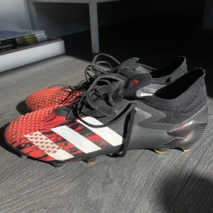 Fotbollsskor adidas predator - Storlek 47, Skick 8/10. Använd Max en halv säsong.