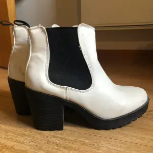 Vita boots som är väldigt använda men fortfarande jättefina 