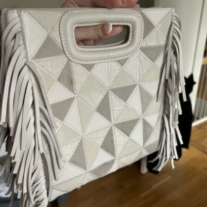Maje väska - Dust bag tillkommer samt extra bandet till! Kvitto finns. Ordinarie pris 3245kr  Mini fläck på framsidan vid mockan, inget som syns mycket och går säkert bort med en mocka kam