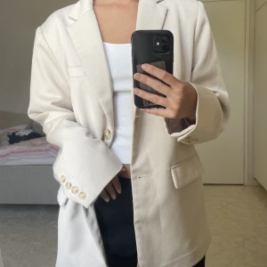 Kavaj - En oversized kavaj från NA-KD i bra skick. Kavajen har ett rejält material och lite axelvaddar för en boxig passform!