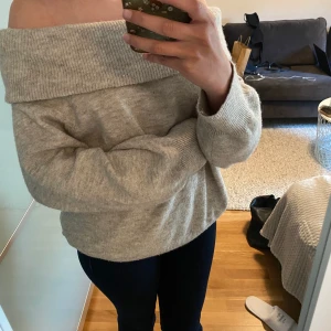 Grå Off shoulder stickad tröja  - Jättefin och skön stickad tröja som tyvärr inte kommer till användning. Väldigt fint skick (pris går att diskutera)
