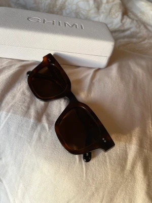 Chimi 04 Tortoise - Hej! Jag säljer nu mina snygga chimis som inte längre kommer till någon användning, modellen på solglasögonen är 04 och färgen tortoise☺️
