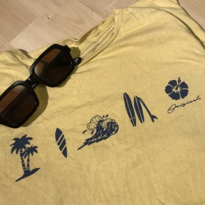 Tisha  - Gul t-shirt med najs tryck. Bra oversized passform. Strl L från Jack&Jones, i princip nyskick☀️