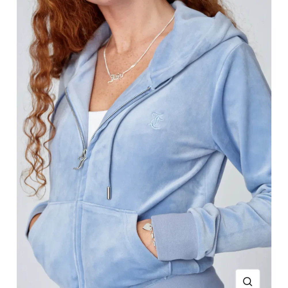  OBS!! Köparen står för frakten!!! Jag säljer en juicy couture tröja i ljusblå Den är i stl xs och är väl använd (använt ca 5 gånger) säljer den för 900   då den är i väldigt bra skick.💕. Tröjor & Koftor.