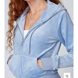  OBS!! Köparen står för frakten!!! Jag säljer en juicy couture tröja i ljusblå Den är i stl xs och är väl använd (använt ca 5 gånger) säljer den för 900   då den är i väldigt bra skick.💕