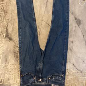 Mörkblåa relaxed jeans från hm knappt använda storlek 31/32 i topp skick 