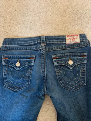 True religion - Säljer mina älskade true religion jeans🩷är i ett super bra sick inga fläckar eller slitningar. Köpa second hand