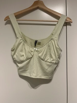 Sagegrön topp från H&M  - Jättesöt sagegrön H&M topp  Nästintill oanvänd, inte min stil 